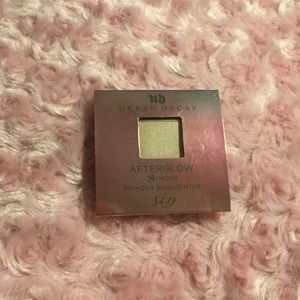 Urban Decay • Afterglow 8-hour powder highlighter